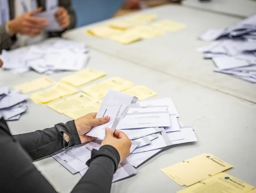 La oposición de centroizquierda toma una ventaja mínima en Suecia, a falta de un voto exterior decisivo