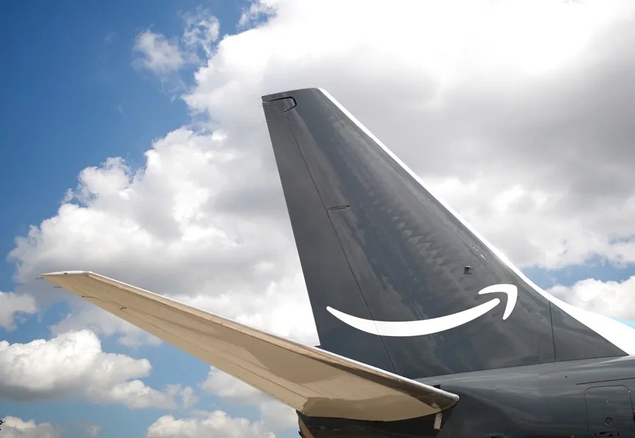 Un avión de carga de Amazon se estrella en el aeropuerto de Miami