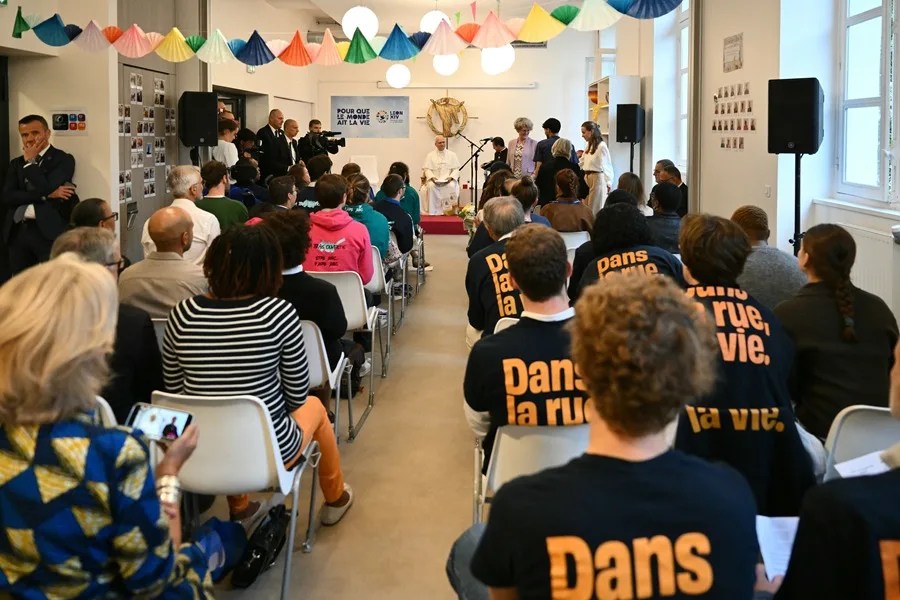 El papa pide «honrar la dignidad de cada hermano» al visitar un centro para migrantes en París