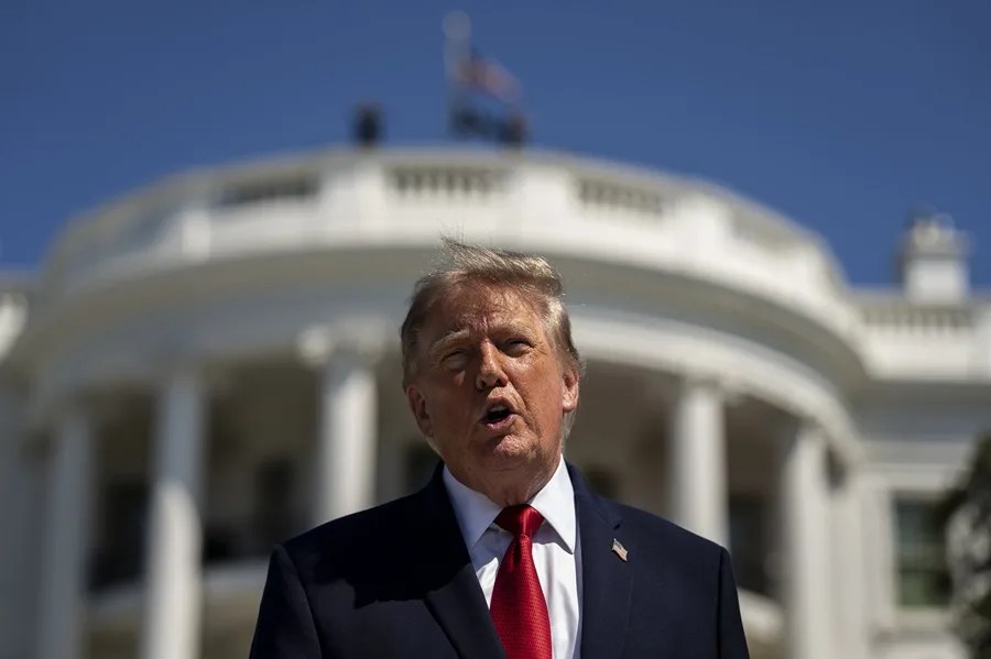 Las principales cadenas de televisión de EE.UU. suspenden la cobertura conjunta de Trump tras el veto a varios medios