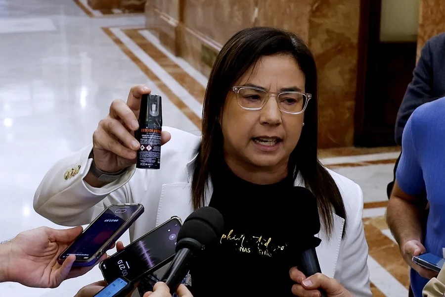 Armengol expulsa a una diputada del PP por exhibir un espray de gas pimienta en el pleno
