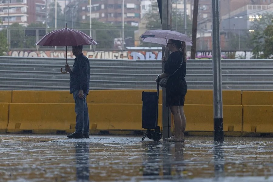 Las fuertes lluvias en Cataluña anegan diversas vías y obligan a cancelar vuelos y trenes