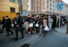 La policía traslada a cientos de migrantes de Ceuta a una nueva instalación acondicionada