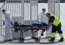 Tres muertos, un herido crítico y otras 65 personas rescatadas en una neumática al nordeste de Lanzarote