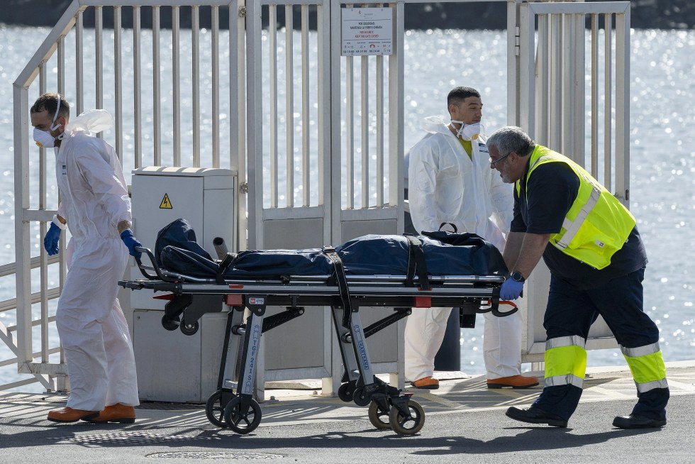 Tres muertos, un herido crítico y otras 65 personas rescatadas en una neumática al nordeste de Lanzarote