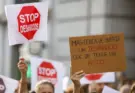 Miles de personas protestan por el desahucio de Maricarmen en el centro de Madrid