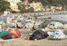 Los migrantes vuelven al campamento del Tarajal, Ceuta, tras un fuego que quemó 42 chabolas