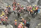 Rescatan con vida a dos trabajadores de un túnel diez días después de la riada en Nepal