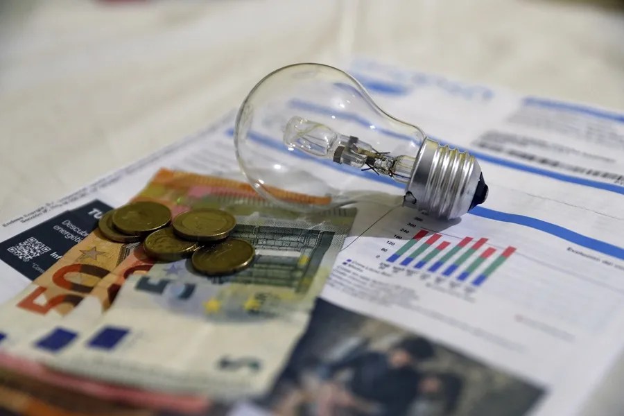 La electricidad se dispara en el mercado mayorista en un mes caluroso, con el gas al alza