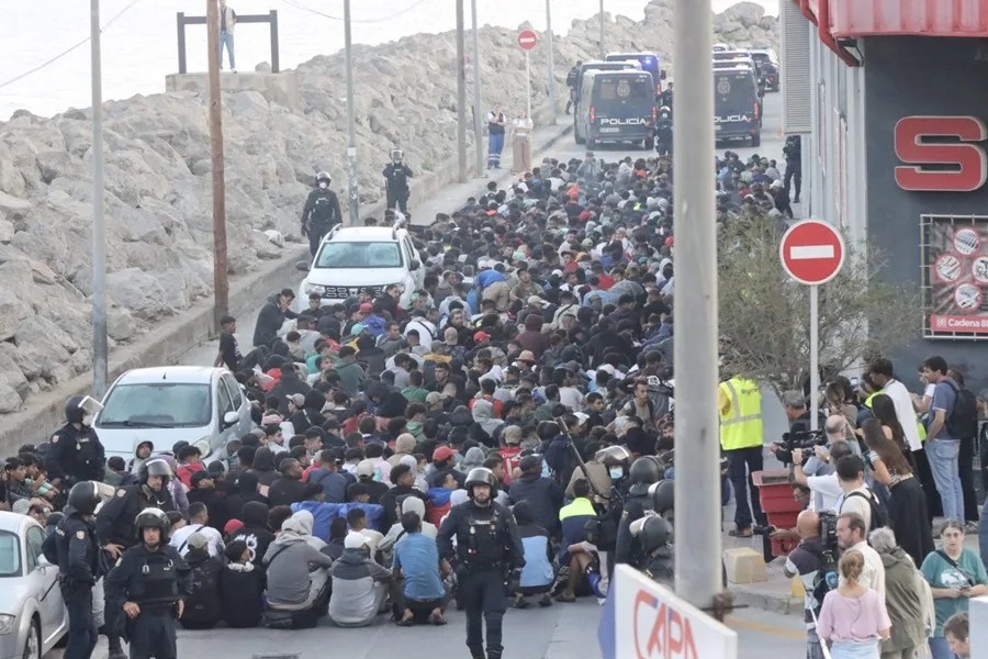 El centro temporal del puerto de Ceuta completa sus 1.700 plazas para migrantes
