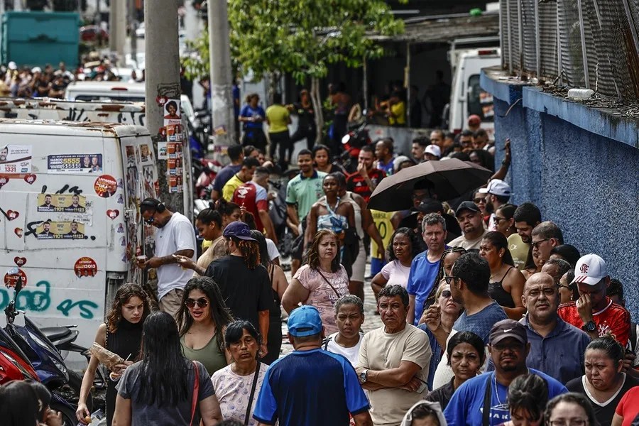Lula y Flávio Bolsonaro votan en una jornada electoral pacífica y sin incidentes