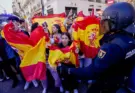 Tensión en la Puerta del Sol entre acampados y manifestantes con banderas de España
