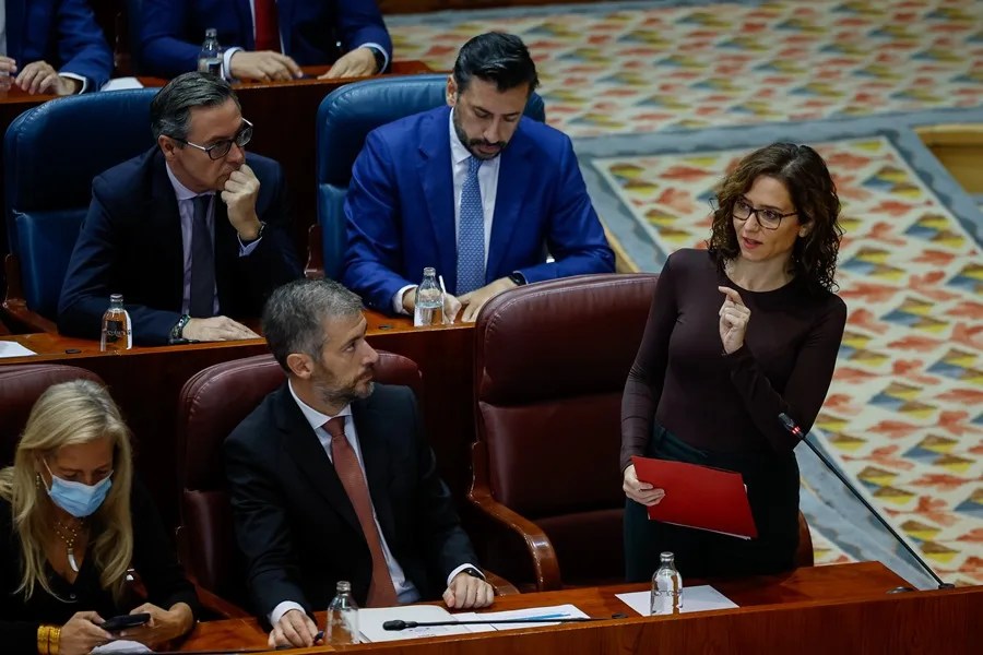 Ayuso llama «políticos buitres» a Más Madrid y al PSOE-M tras la muerte de Maricarmen