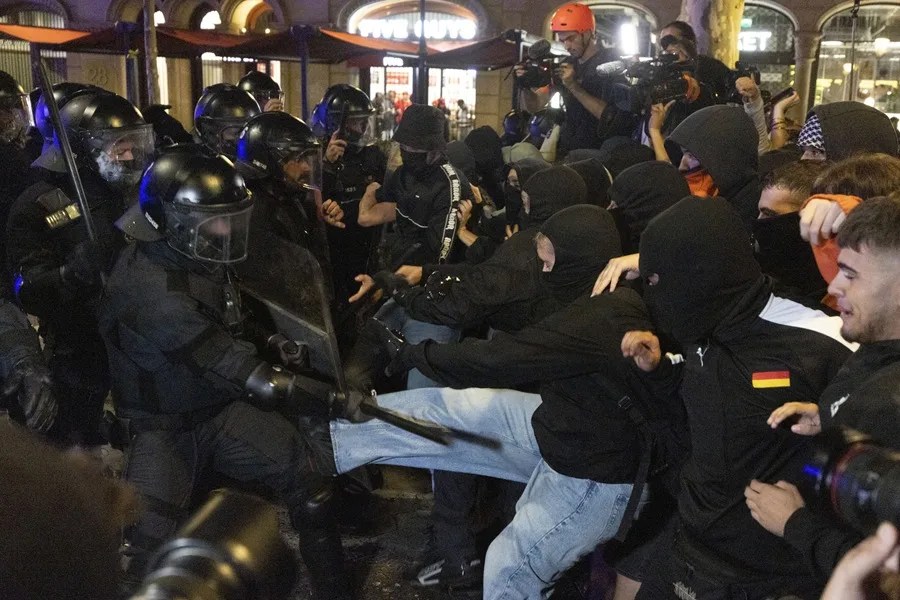 Trece detenidos y 30 mossos heridos leves tras la manifestación por la crisis de la vivienda en Barcelona