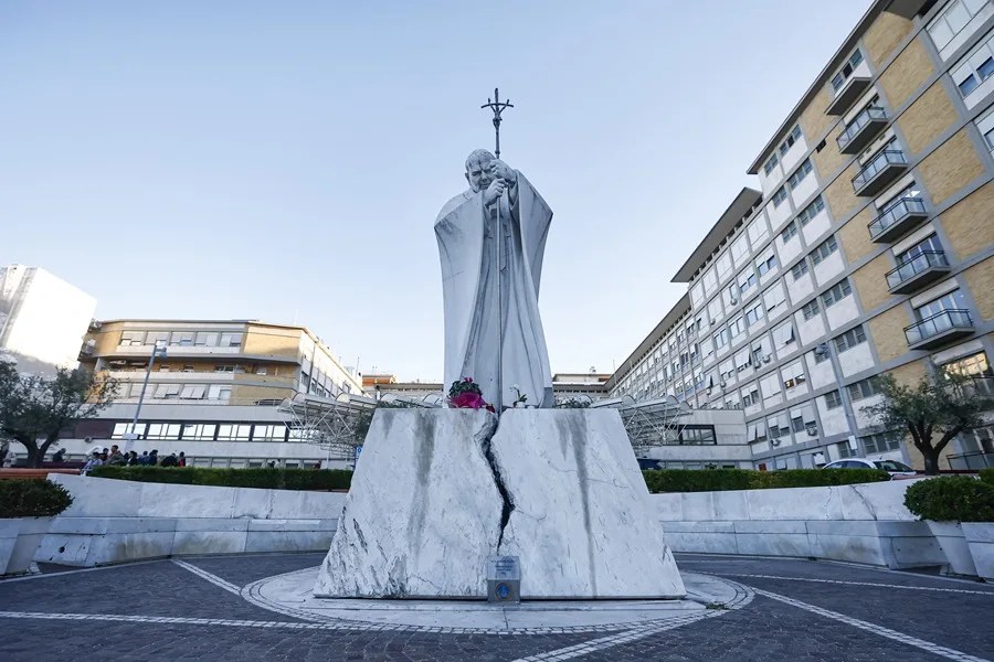 El papa León XIV presenta una evolución postoperatoria normal e inicia la fisioterapia respiratoria