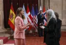 La princesa Leonor entrega las insignias a los premiados en solitario por primera vez