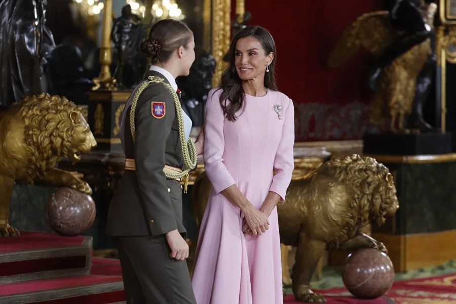 Los reyes reciben a más de mil invitados en el Palacio Real por la Fiesta Nacional