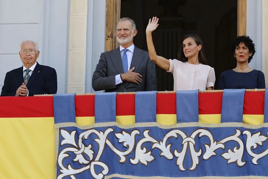 Los reyes se comprometen con Melilla «y su futuro» en un mensaje en el libro de la ciudad