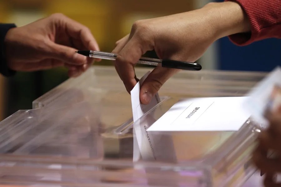 El PP no supera los 141 escaños en el Congreso y necesita de Vox, según varios sondeos
